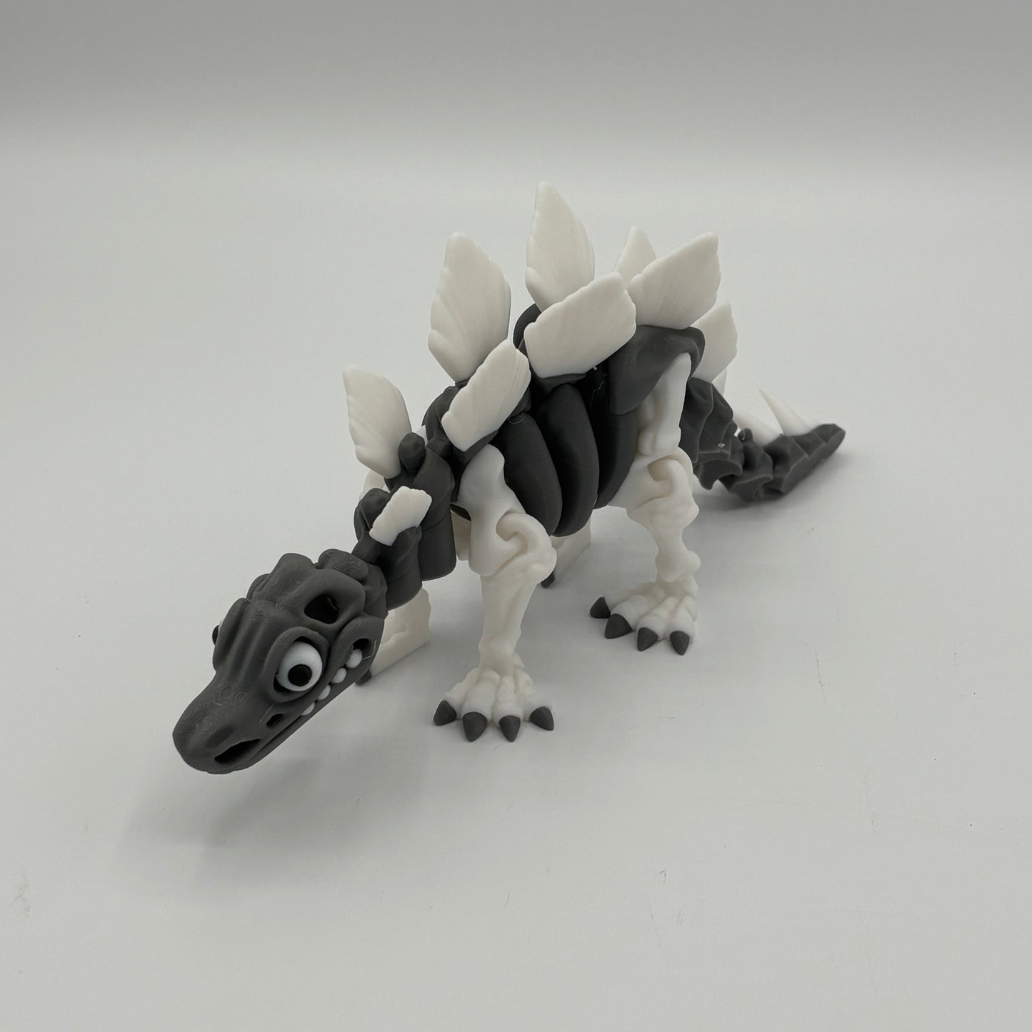 Flexi Stegosaurus mit Nest – urzeitlich, charmant, dreifarbig