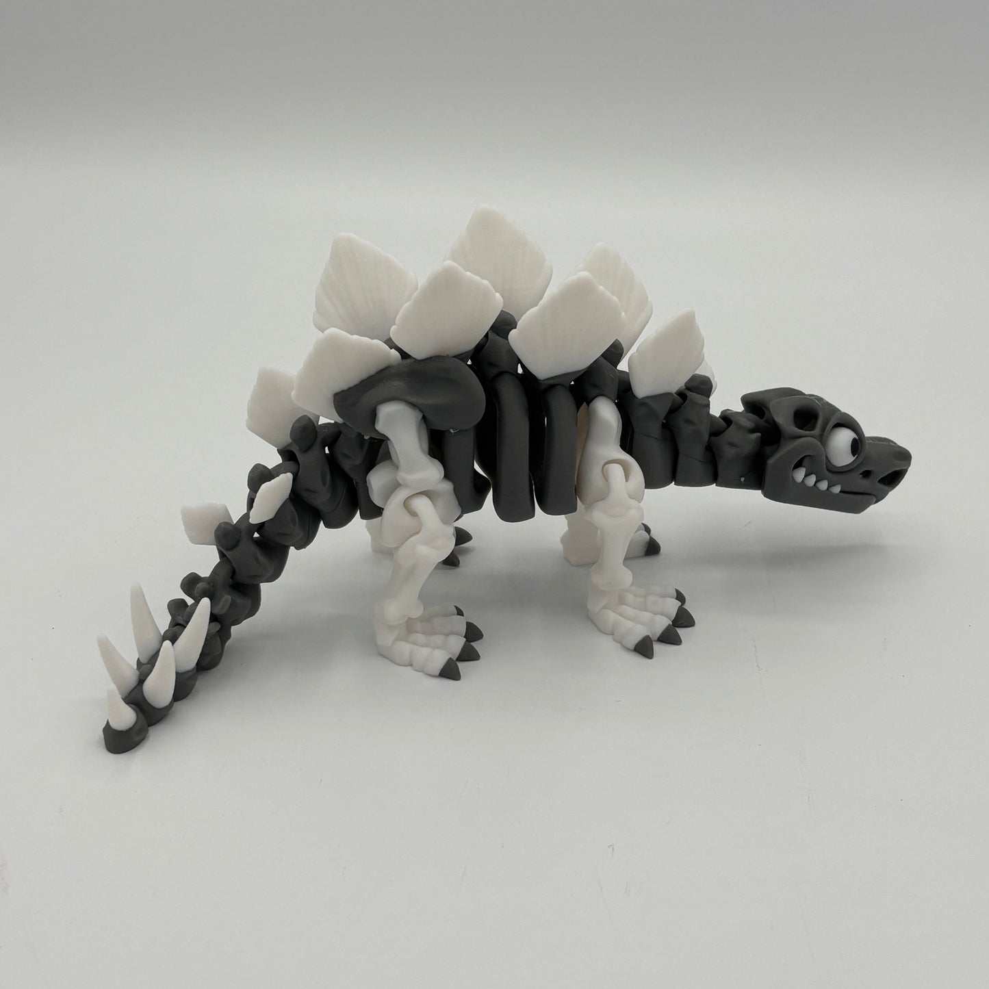 Flexi Stegosaurus mit Nest – urzeitlich, charmant, dreifarbig