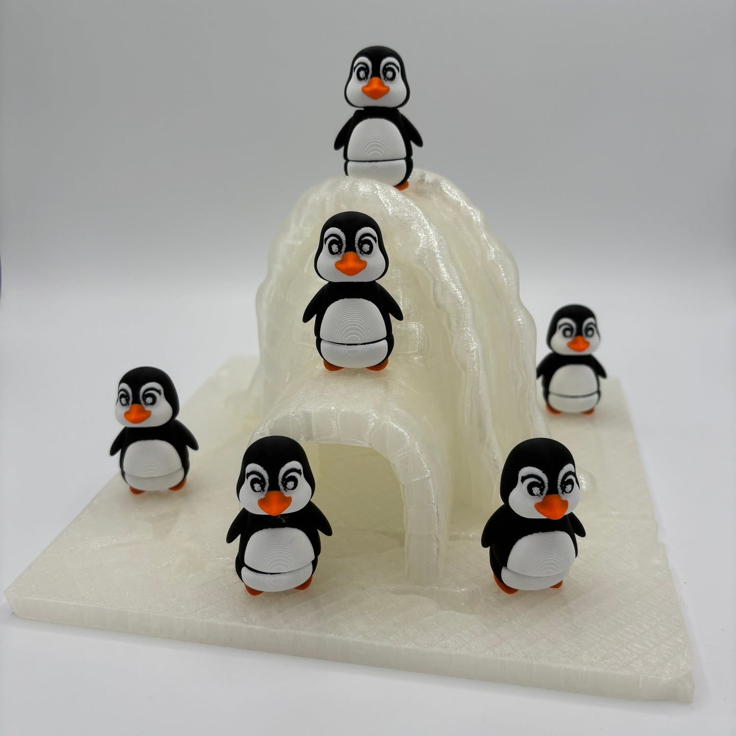 Iglo mit sechs Pinguinen winterlich, verspielt, liebevoll