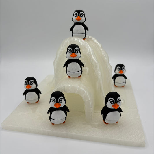 Iglo mit sechs Pinguinen winterlich, verspielt, liebevoll