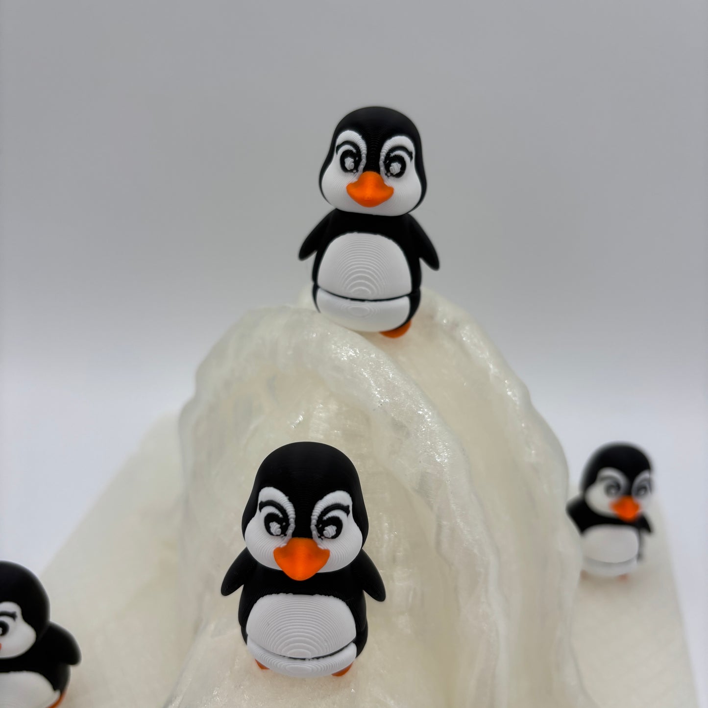 Iglo mit sechs Pinguinen winterlich, verspielt, liebevoll