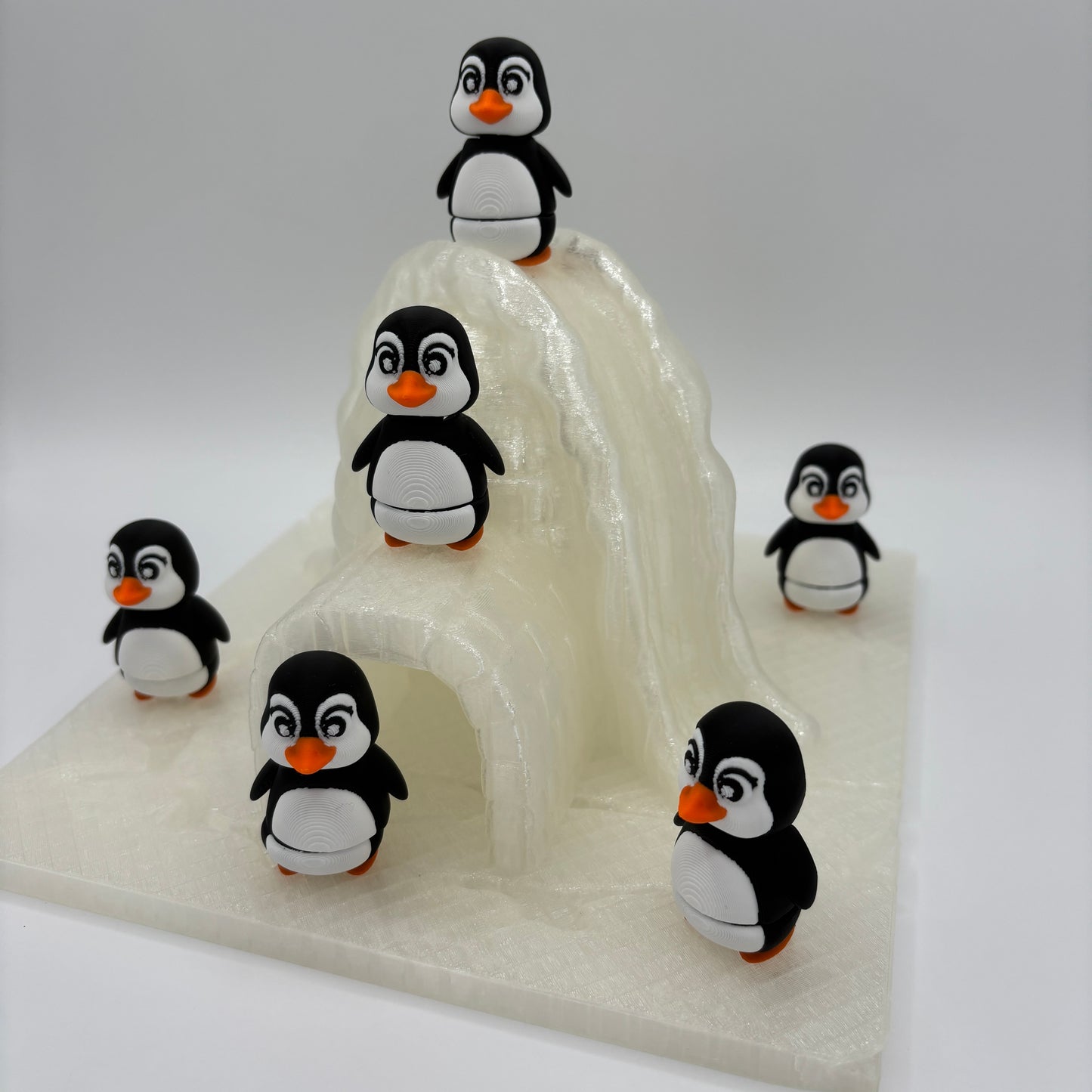 Iglo mit sechs Pinguinen winterlich, verspielt, liebevoll